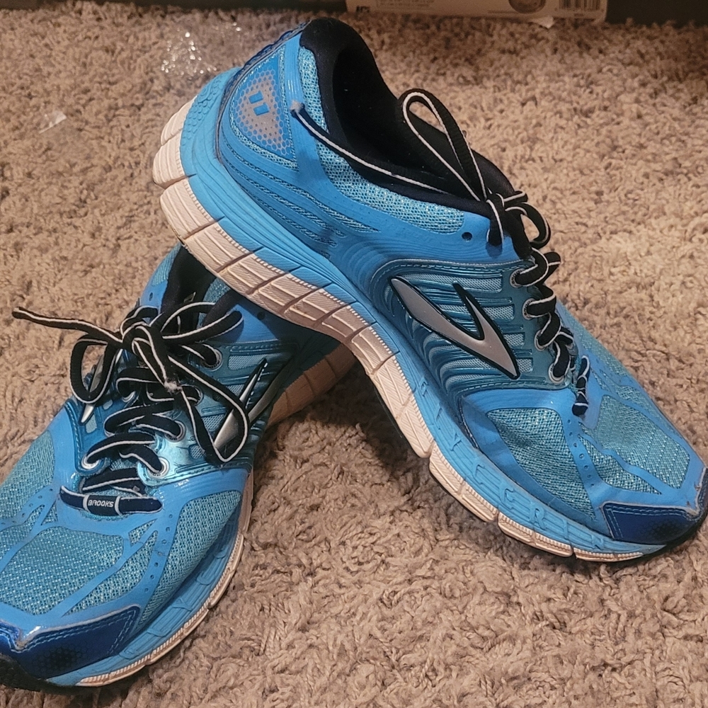 Brooks tennis shoes